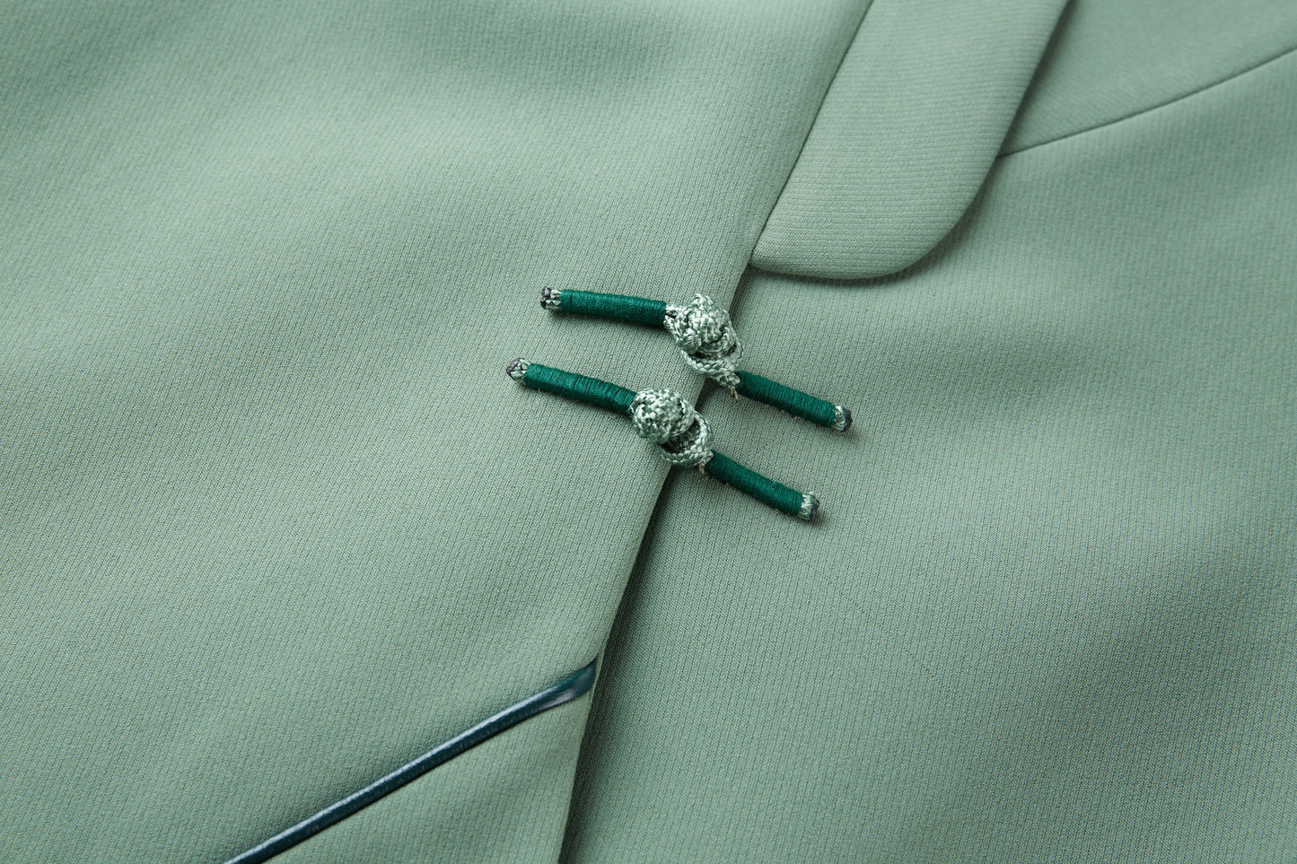 Celadon sleeveless suit with cutaway buttons