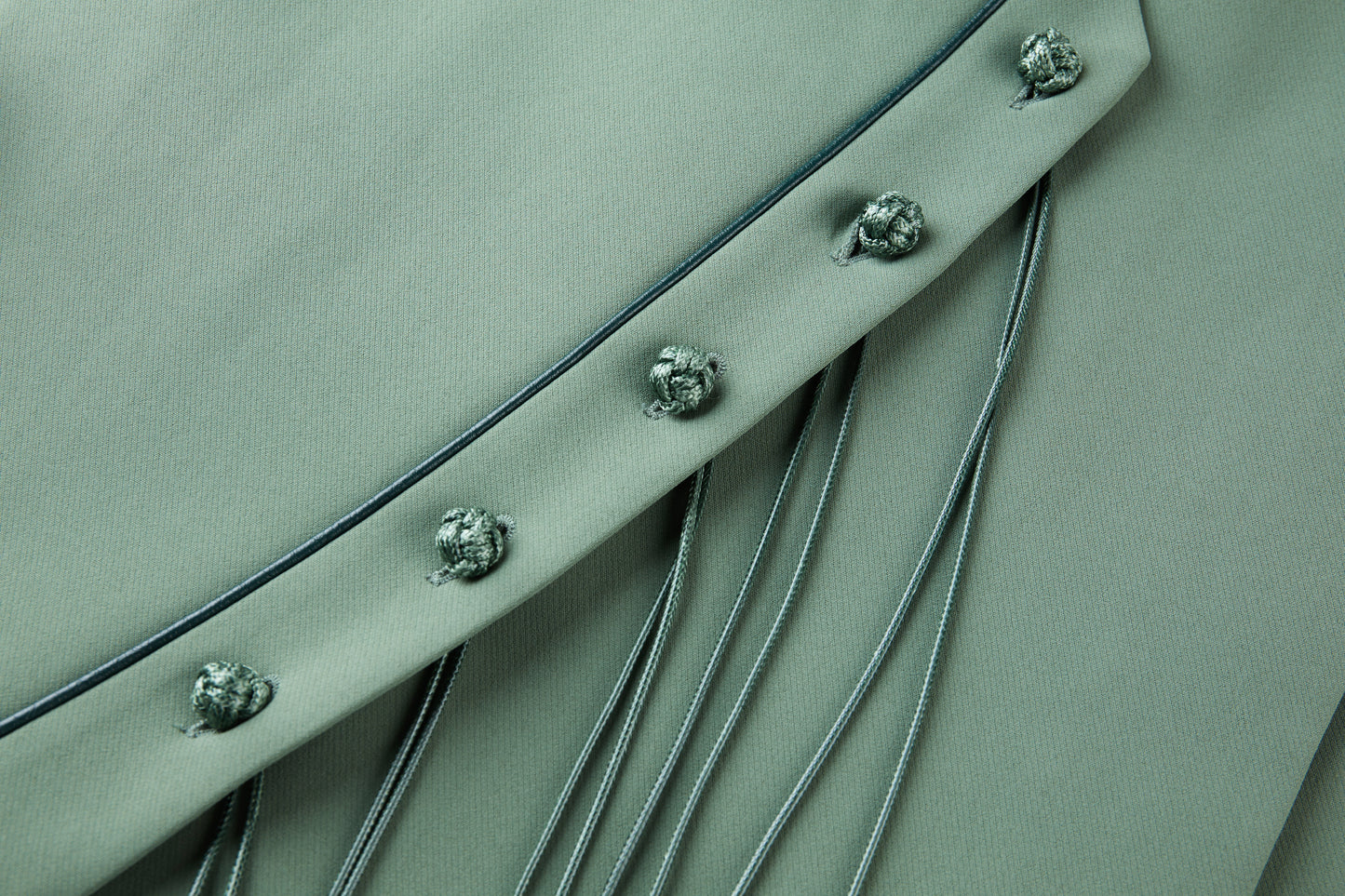 Celadon sleeveless suit with cutaway buttons
